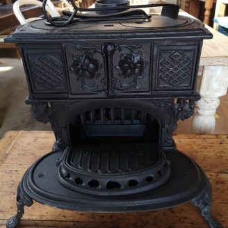 Cast Iron Antique - Queen 6 Stove